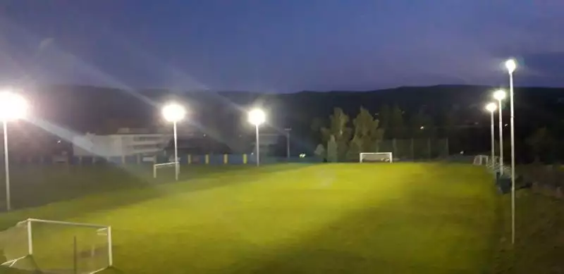 Umělé osvětlení na tréninkovém hřišti